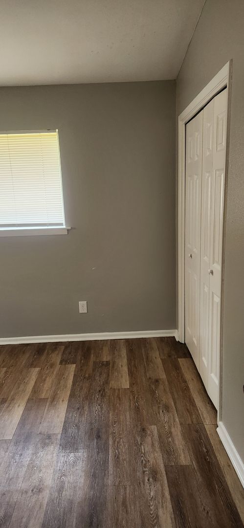 Building Photo - Vintage 2 Bedroom