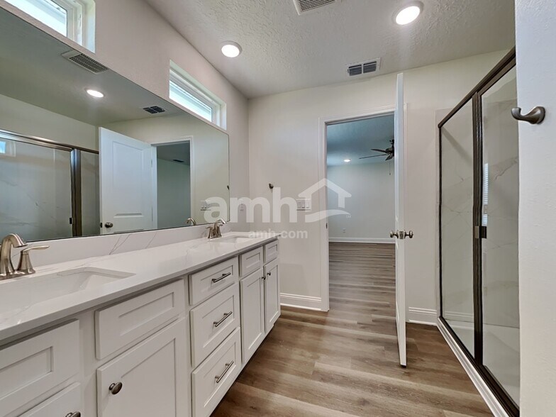 Building Photo - 11632 Hillside Dr