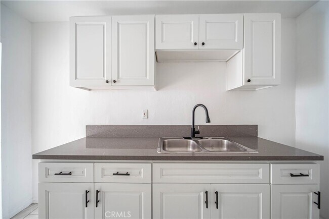 Building Photo - 1127 E 67th St