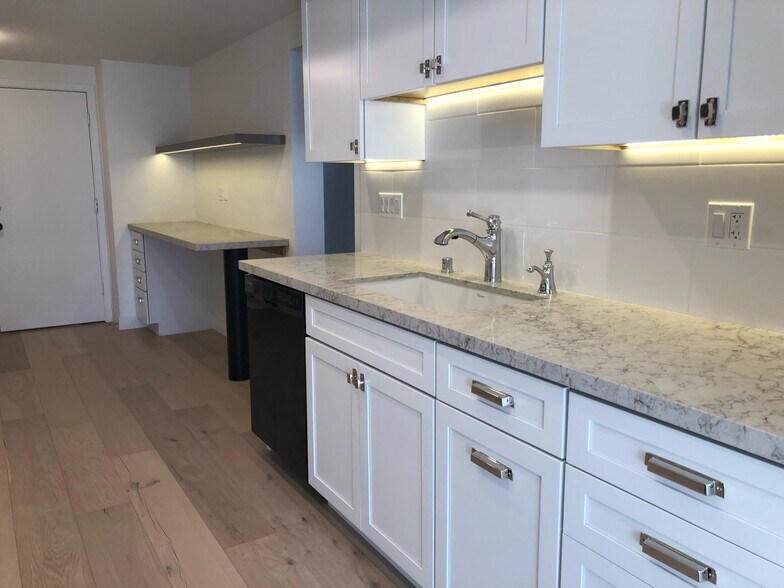 Kitchen - 1546 Michael Ln