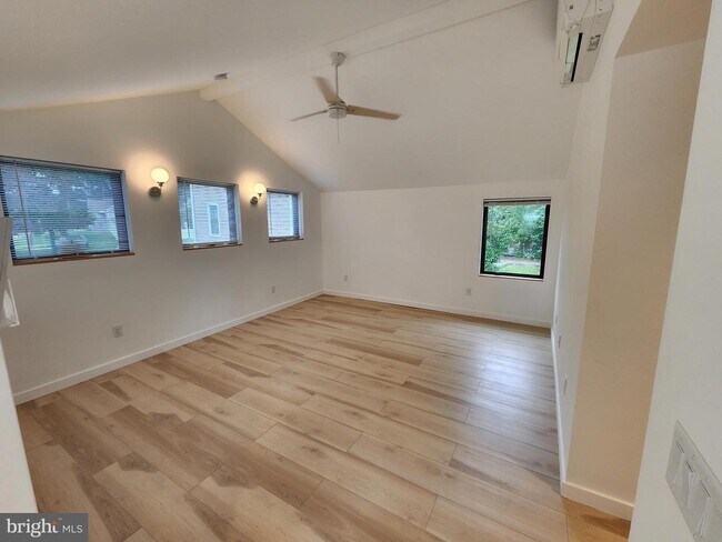 Building Photo - 1048 Prospect St