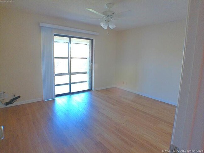 Building Photo - 641 SW South River Dr