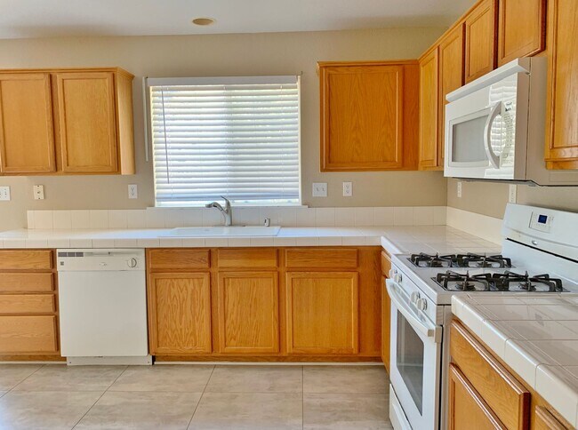 Building Photo - 4 Bedroom Home in Hollister