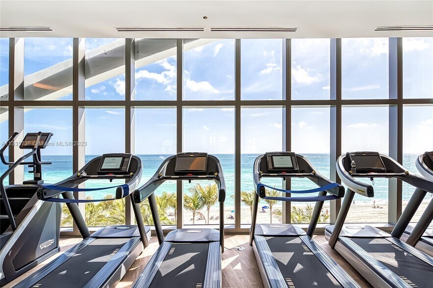 Building Photo - 15701 Collins Ave