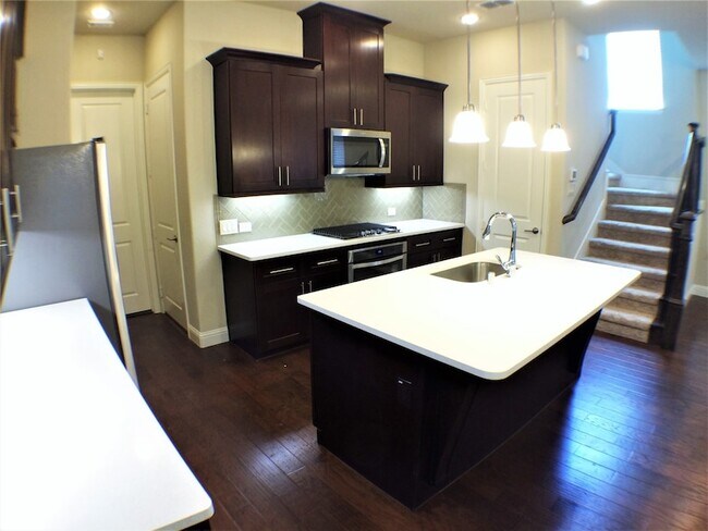 Building Photo - 2237 Zenith Ave