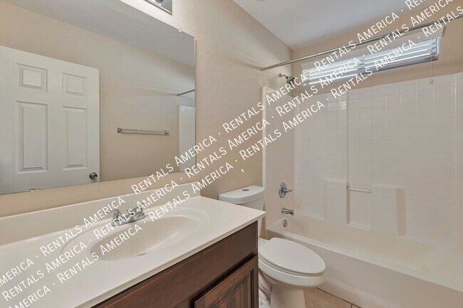 Building Photo - 1311 E Elm Rd