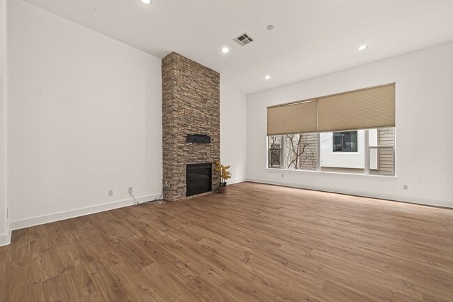 Building Photo - 724 Ruthven St