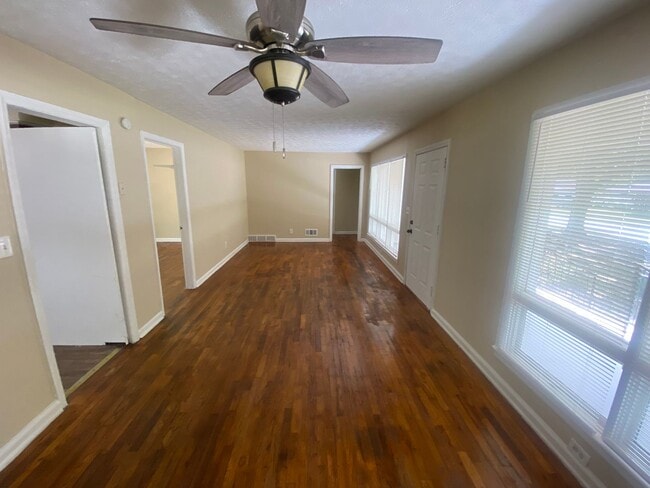 Building Photo - **ON HOLD**3 Bedroom / 1 Bathroom Home in ...
