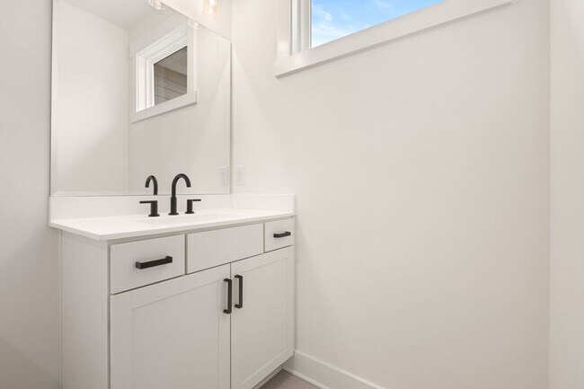 Building Photo - Gorgeous 4-bedroom, 4-bathroom Modern Home Durham, NC