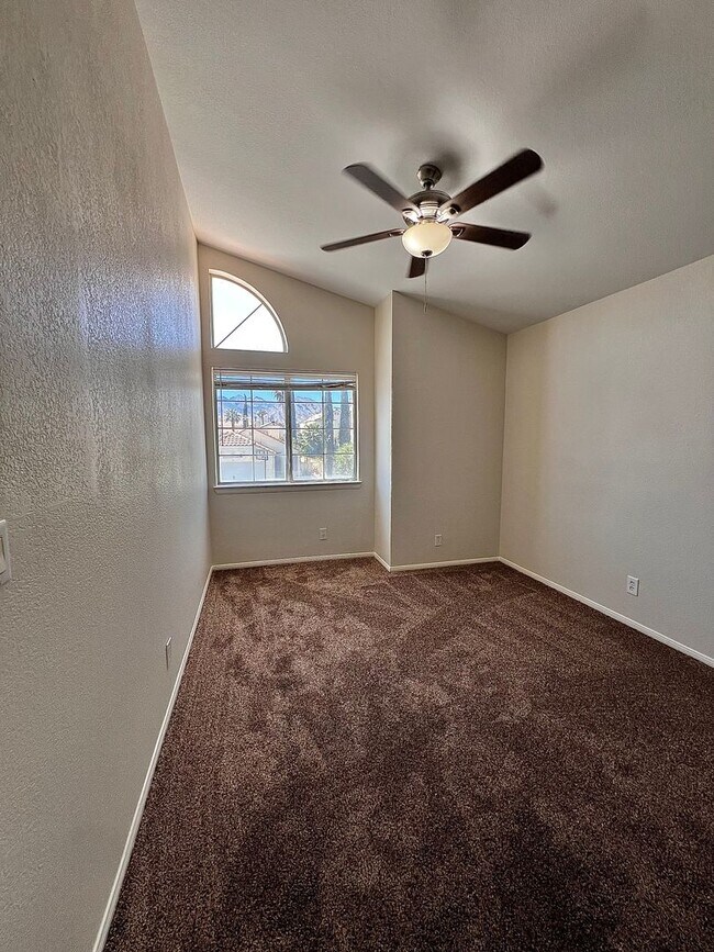 Building Photo - LARGE DESERT SHORES HOME, 4 BD 2.5 BATH, VAULTED CEILINGS, INCREDIBLE VALUE