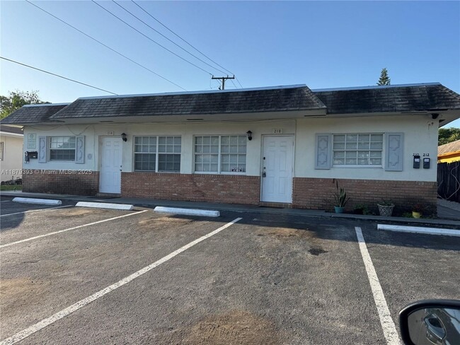 Primary Photo - 216 NE 41st St