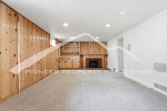 Building Photo - Stunning Home with Central AC and Fenced Yard