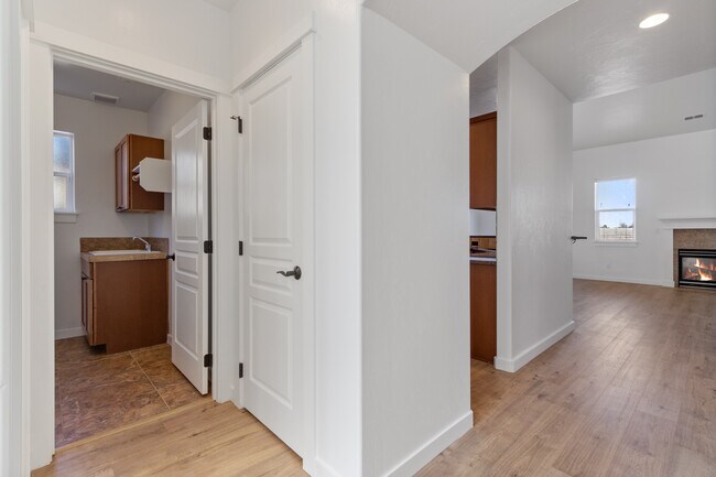 Building Photo - 10102 W Brownstone Dr
