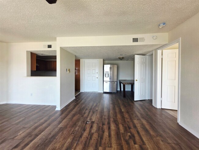 Building Photo - 2826 S Bartell Dr