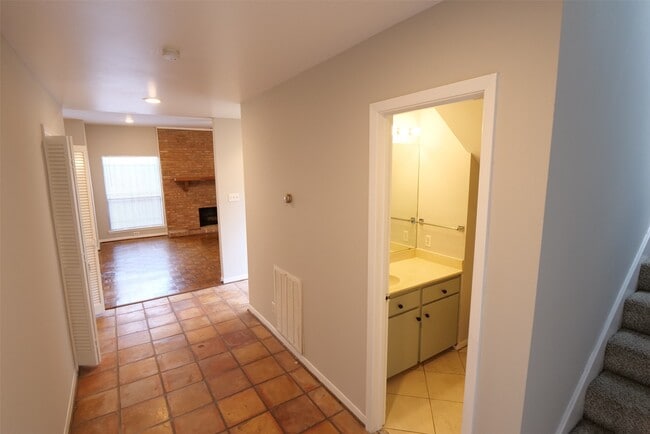 Building Photo - 9526 Val Verde St