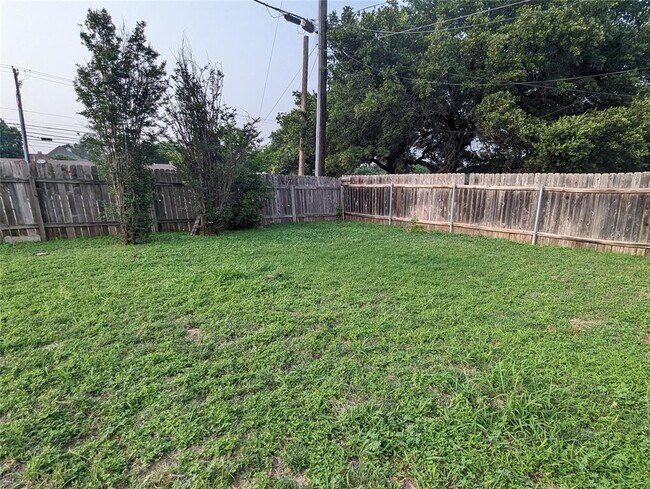 Building Photo - 904 Woodview Dr
