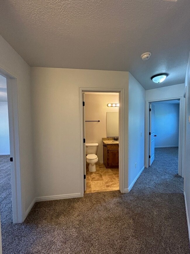 Building Photo - 3 bed 2.5 bath townhome