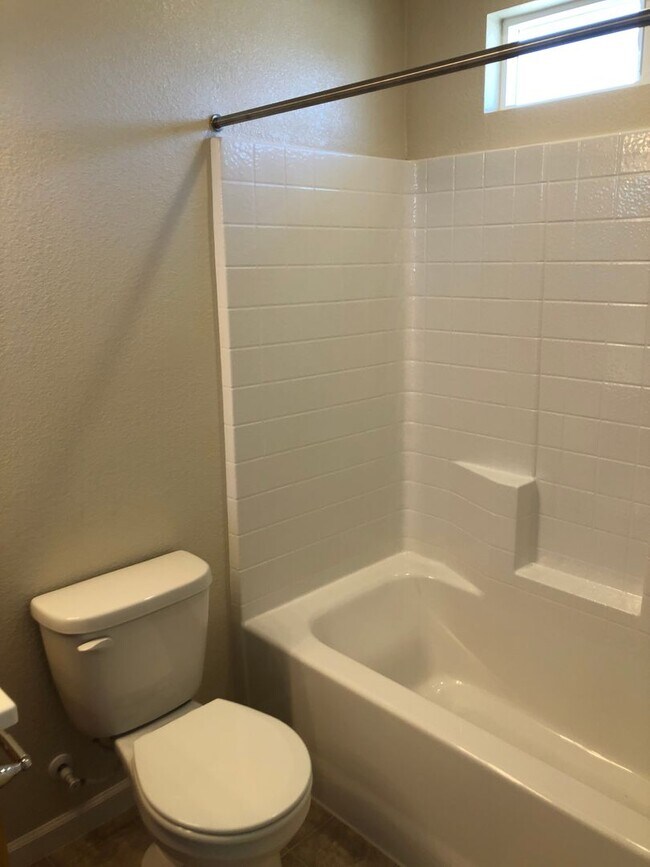 Building Photo - Modesto 3 Bedroom 2.5 Bath Newer Construction