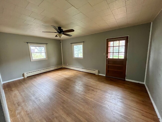 Building Photo - AVAILABLE May - 2 Bed 1 Bath Wooded Back Yard