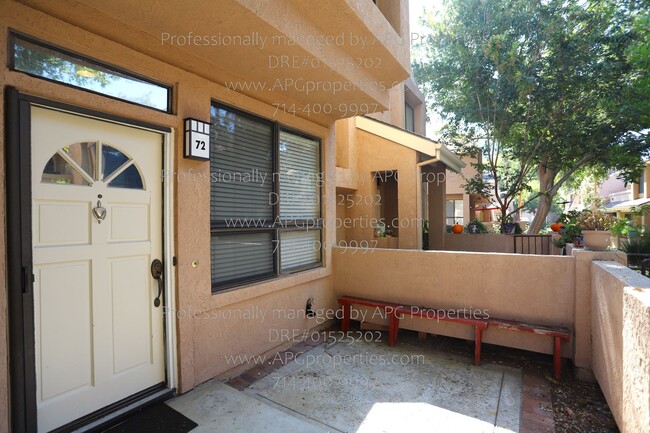 Building Photo - 2 bedroom / 2.5 bathroom condo with one ca...