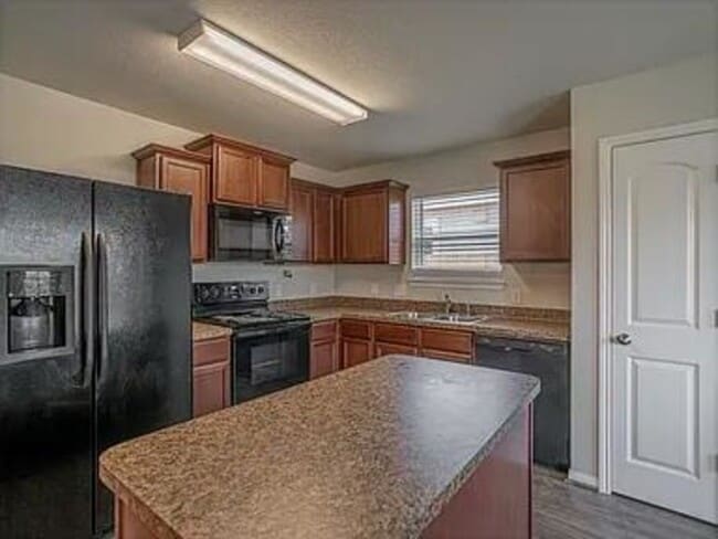 Building Photo - 976 Lake View Cir W