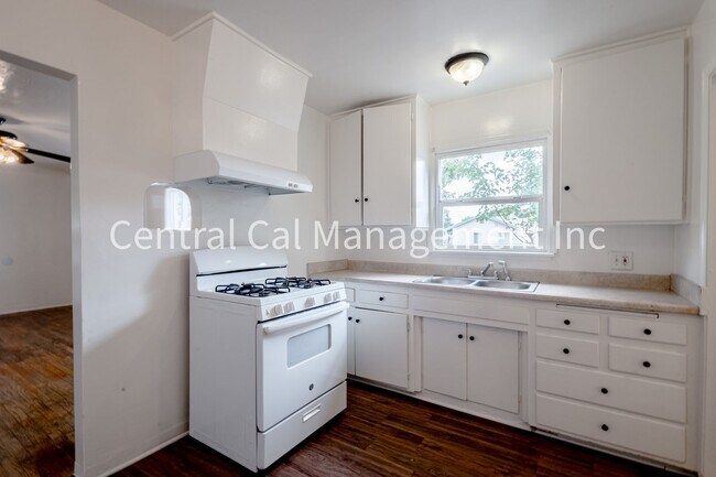 Building Photo - 2 Bedroom/1 Bath Home - $1395 per month