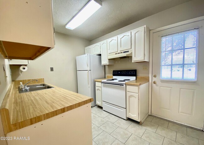 Building Photo - 204 Wilkie St
