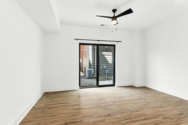 Building Photo - 1106 Oak St
