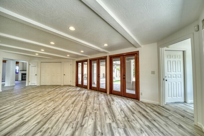 Building Photo - Beauty on Bowstring Drive