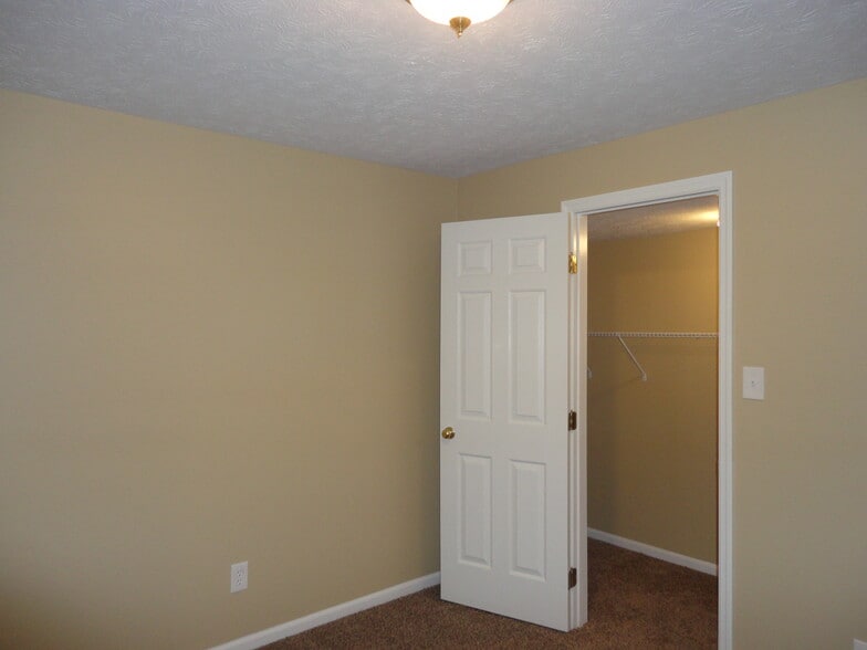 Building Photo - 912 N Garver Rd