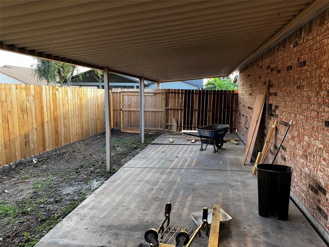 Building Photo - 5915 Trailview Dr