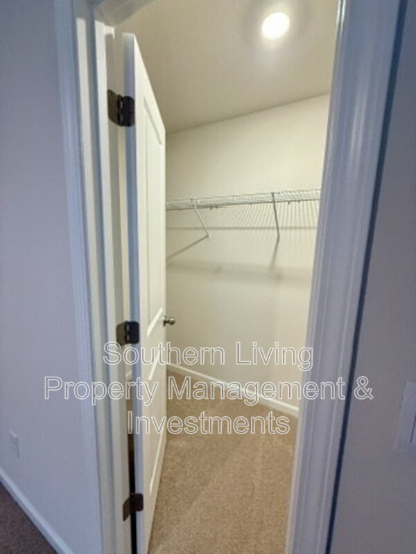 Building Photo - 1413 Secrest Cmns Dr