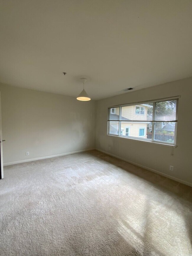 Building Photo - Spacious 2BD/2BA Apartment With Private Ba...