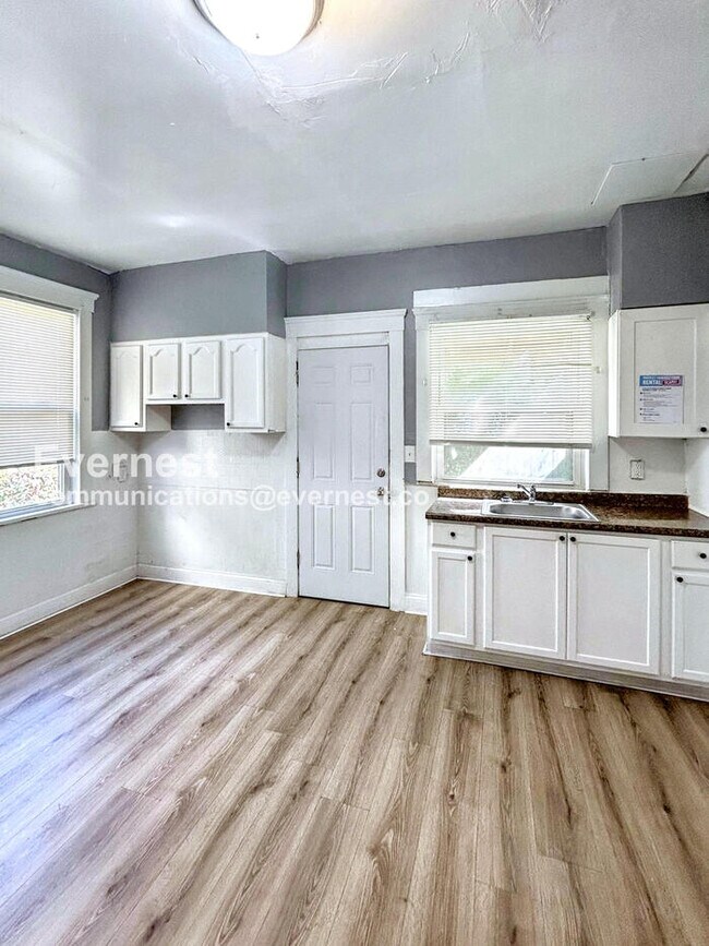 Building Photo - 2213 E 82nd St