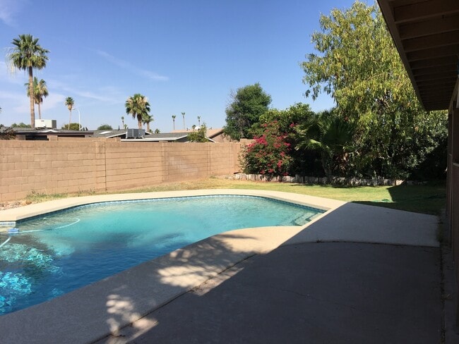 Building Photo - Tempe 4 Bed/ 2 Bath Single Story with Pool and Full Pool Service