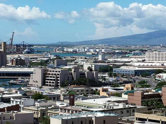 Building Photo - Kukui Plaza- Ewa Tower- 1 Bedroom, 1 Bath!