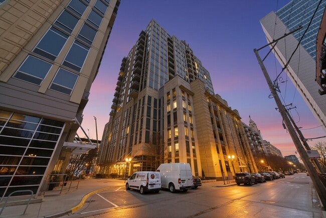 Building Photo - 720 N Larrabee St