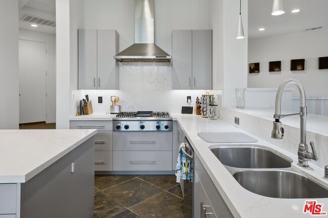 Building Photo - 50025-50021 Vía Aldea