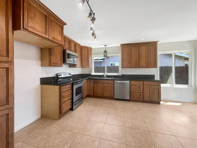 Building Photo - 3023 Rosemont Dr