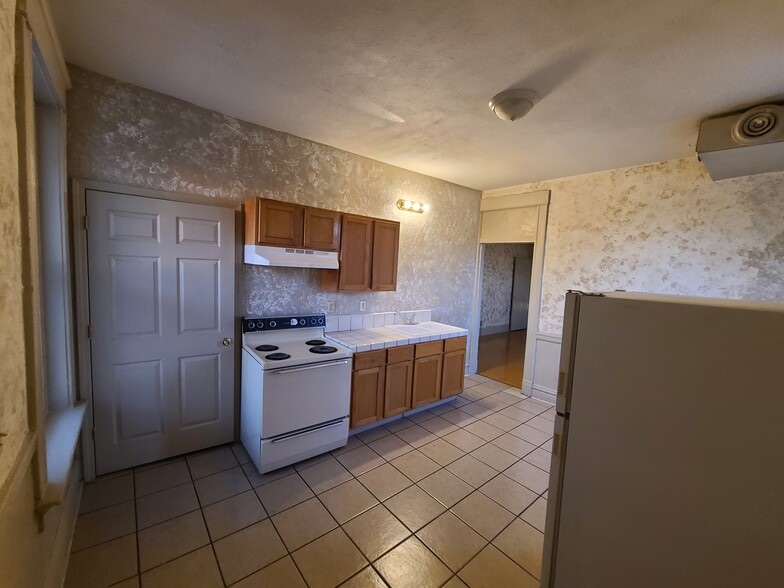 Kitchen. - 2009 Bryan Ave