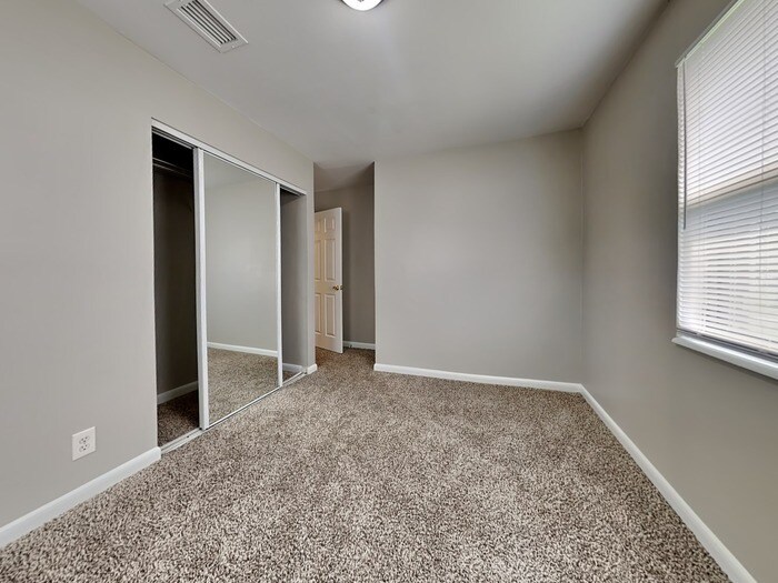 Building Photo - 2511 Green Oak Dr
