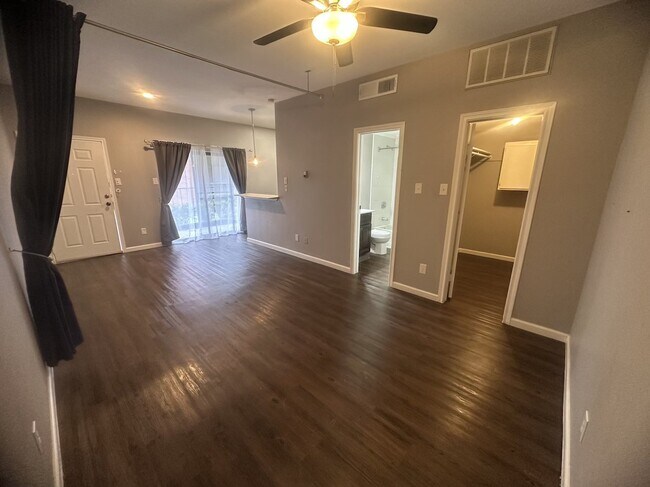 Building Photo - 8800 Westplace Dr