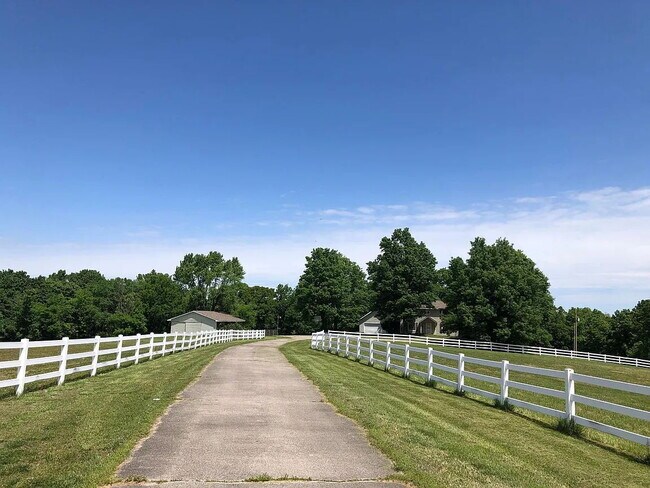 Building Photo - "Charming 3-Bedroom Retreat with Fireplace & Spacious 3100 Sq Ft Layout in Independence, KS!"