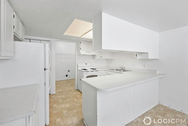 Building Photo - Stunning Row-End Townhome In Great Location!