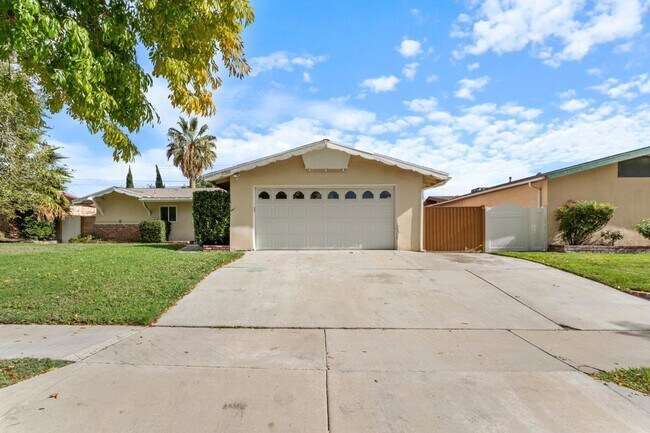 Building Photo - Beautiful Updated Santa Clarita Home | Large Backyard | Attached 2-Car Garage