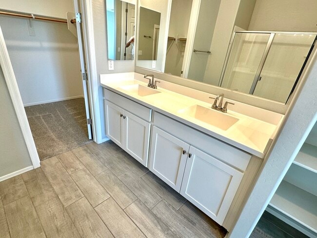 Building Photo - Fantastic 4BR/3BA Richmond American Larimar in Entrada Del Oro! Features white shaker cabinets, q...