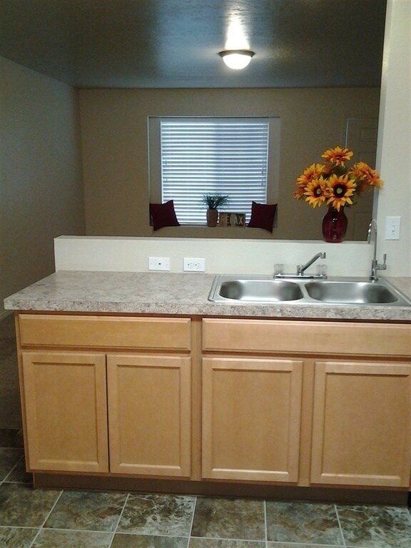 Building Photo - This home is just like new and move in rea...