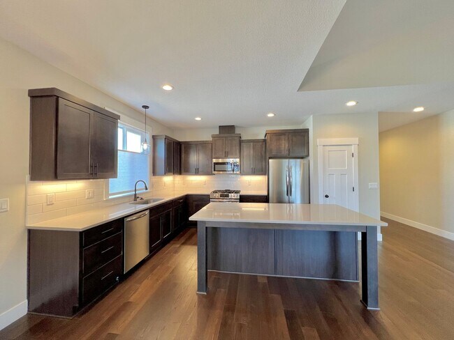 Building Photo - 3 BED+OFFICE/DEN!! STUNNING FLOOR PLAN, HIGH END FINISHES, END LOT!