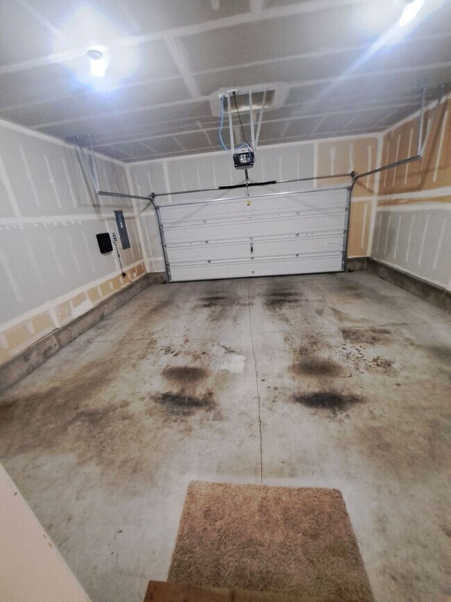 Building Photo - 3 BEDROOM - AC - move in ready Hillsboro