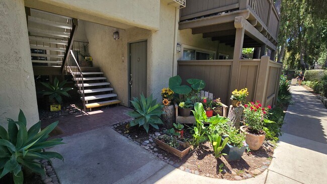 Building Photo - Santa Ana - 1 Bedroom 1 Bath Downstairs Co...